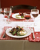 Salad with spinach, beetroot and goat's cheese