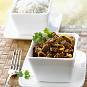 Rindfleischcurry mit Schälchen Basmati Reis (Indonesien)
