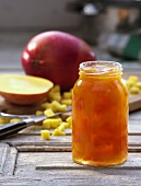 Eingemachte Mango- und Aprikosenstücke im Einweckglas