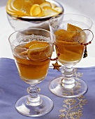 Zwei Sherry-Cocktails mit Orangen als Aperitif