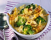 Cauliflower and pasta bake with broccoli