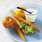 Gesunde Snacks: frisches Obst, Gemüse und Joghurt