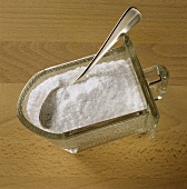 Salz im Behälter mit Löffel