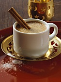 Kaffee Baharat mit Gewürzen und Zimtstange