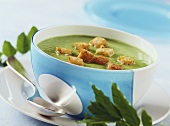 Creamed pea soup with garlic croutons