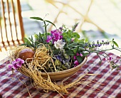 Tonschale mit bunten Sommerblüten dekoriert mit Naturbast