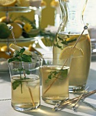 Zitronenlimonade in Karaffe & Gläsern