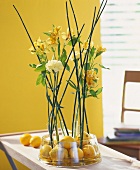 Blumenarrangement mit Zitronen, Inkalilien und gelben Nelken