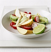 Obst-Gemüse-Salat (mit Radieschen, Apfel, Birne, Gurke)