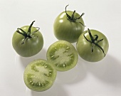 Grüne Tomaten (Lycopersicon esculentum), eine halbiert