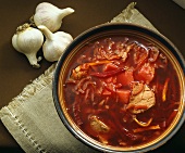 Bortsch (beetroot stew with meat and garlic, Ukraine)
