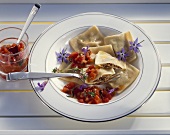 Ravioli mit Kalbfleischfüllung und Tomatenwürfeln