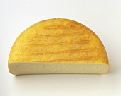 Ein halber Mondseer-Käse (Schnittkäse, Österreich)
