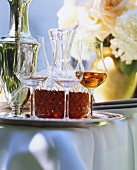 Sherry in Glas & Kristallkaraffe; Silberkanne; Blumen