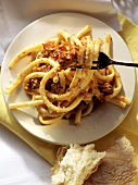 Maccheroni alla bolognese (macaroni with bolognese sauce)