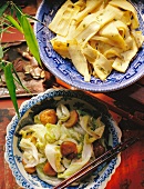 Bambussprossen mit Zha Cai-Gemüse; Chinakohl mit Kastanien