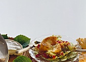 Gebackener Brie auf gemischtem Salat mit Walnusskernen