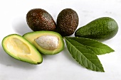 Ganze Avocados & zwei Avocadohälften