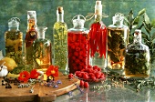 Verschiedene Flaschen mit Kräuter-, Obst- & Gemüseessig