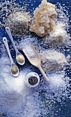 Verschiedene Salz- & Meersalzsorten, Salzstreuer & Löffel