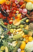 Viele verschiedene Obst- & Gemüsesorten & einige Champignons