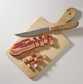 Speckscheibe, -streifen & -würfel auf Holzbrett mit Messer