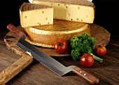 Schweizer Käse(ganzer,halber Laib,Stück) auf Holzbrett