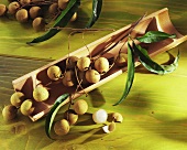 Mehrere Longan-Früchte in einem Bambusrohr