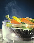 Steamed vegetables (carrots, mangetouts, asparagus) in pan