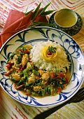 Asiatisches Hähnchenfleisch mit Gemüse, Erdnüssen & Reis