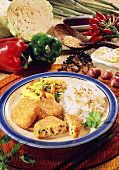 Asiatische Bratlinge mit Reis & Mais-Paprika-Kohl-Gemüse