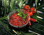 Kreolische Rougaille (Tomaten-Chili-Sauce) mit Brunnenkresse