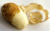 Eine halb geschälte rohe Kartoffel