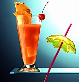 Planters punch (cocktail with rum, fruit juices & Grenadine)