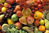 Viele verschiedene Obst- und Früchtesorten (Ausschnitt)