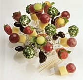 Spiesschenigel mit Frischkäsebällchen, Käse, Oliven, Trauben