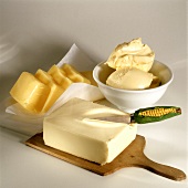 Verschiedene Streichfette: Butter, Margarine