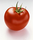 Eine Tomate auf weißem Untergrund