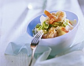 Spargelrisotto mit Garnelen und Parmesan in blauer Schale