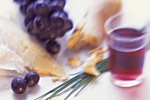 Stillleben mit Käse, Trauben, Brot, Schnittlauch und Wein