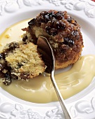 Small sponge pudding with cherries and custard 