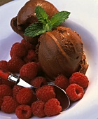 Schokoladeneis mit frischen Himbeeren und Minzeblättchen