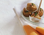 Kräuter-Muffins mit Schinken auf Teller