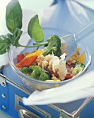 Gemüsereis mit Parmesan und Basilikum in Glasschale