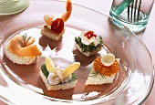 Canapés with salmon, shrimps, caviare and two croutons