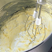 Rührteig zubereiten: Butter cremig rühren mit Handmixer