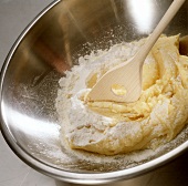 Rührteig zubereiten: Mehl unterziehen mit Lochkochlöffel