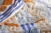 Nasse Reispapierblätter für Frühlingsrollen auf Küchentuch