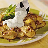 Roast potatoes with bacon and parsley-flavoured sour cream