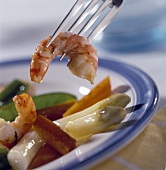 Pan-cooked asparagus & shrimp dish with carrots & mangetouts
